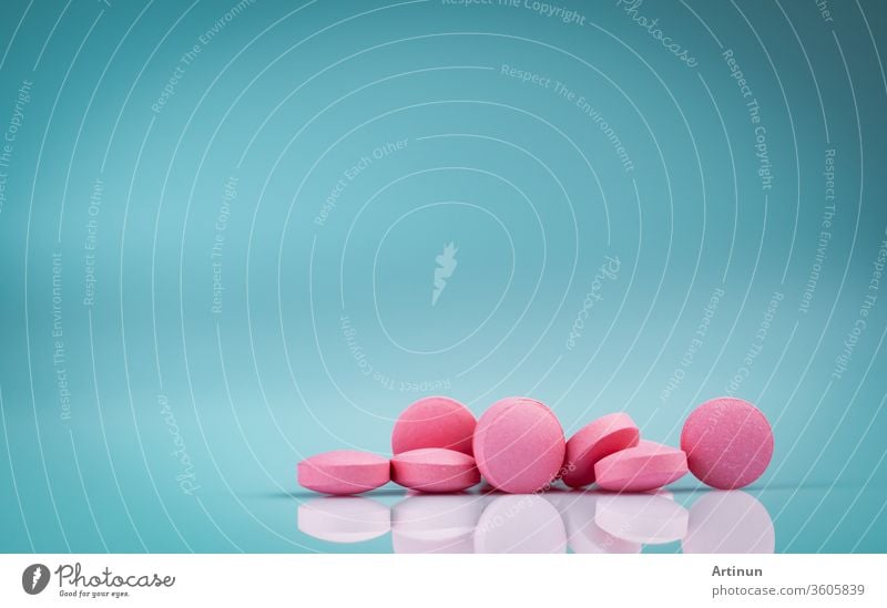 Rosa runde Tabletten Tabletten mit Schatten auf verlaufendem Hintergrund. Pharmazeutische Industrie. Pharmazeutische Produkte. Vitamine und Nahrungsergänzungsmittel. Verwendung von Medikamenten im Krankenhaus oder in der Apotheke. Weltweiter Arzneimitteleinzelhandelsmarkt.