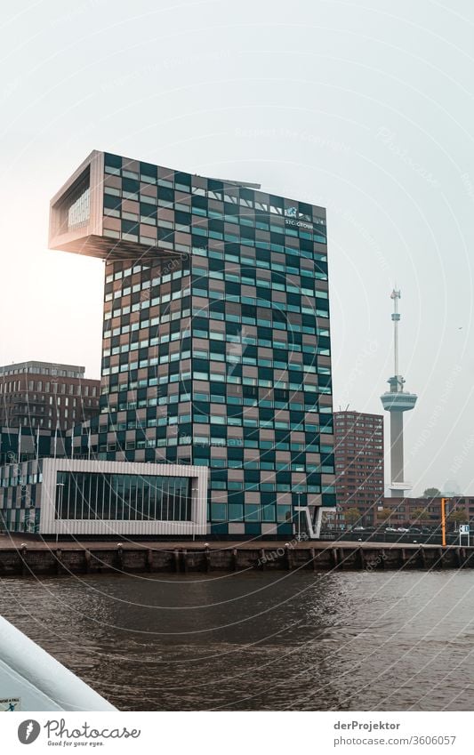 Moderne Architektur in Rotterdam Starke Tiefenschärfe Kontrast Schatten Licht Tag Textfreiraum Mitte Textfreiraum links Menschenleer Textfreiraum unten