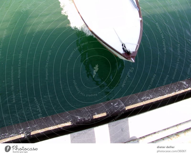 Speed Boot Geschwindigkeit Vogelschau Motorboot Schiffsbug Schifffahrt Kollisionskurs Wasser Brücke