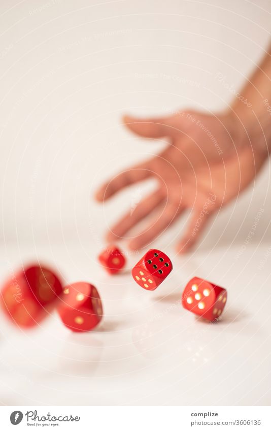 Rollende Würfel Glück Spielen Schüreisen Tisch Erfolg Kapitalwirtschaft Börse Erwachsene von Hand Holz Ziffern & Zahlen werfen Hoffnung gefährlich Spielsucht