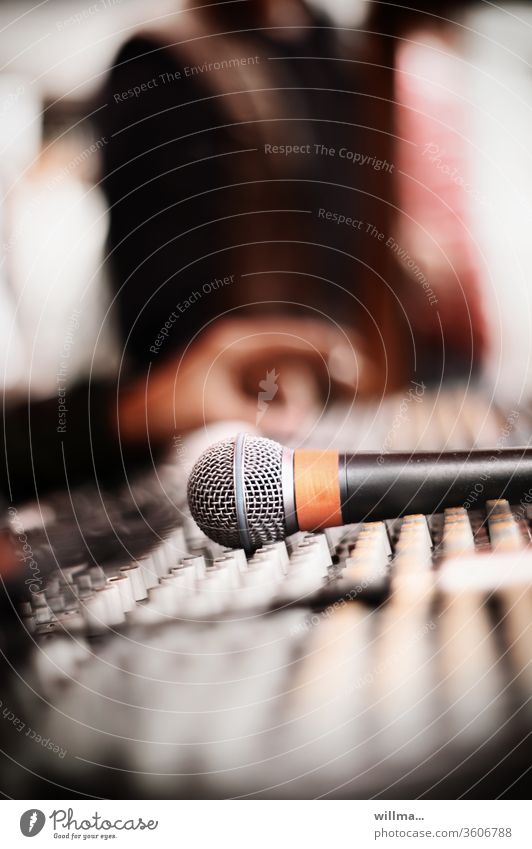Tontechniker am Mischpult Mikrofon Podcast Elektroakustik Tonaufnahme Veranstaltungstechnik Musikproduktion Audio-Mischpult Mischer Mixer Tonmischpult Hand