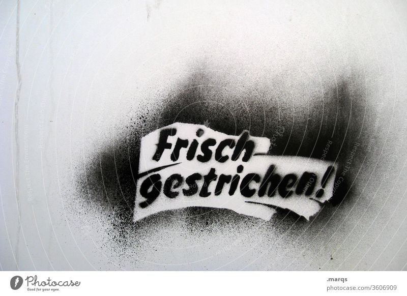 Frisch gestrichen! Graffiti frisch gestrichen Kommunikation Wand Buchstaben weiß schwarz