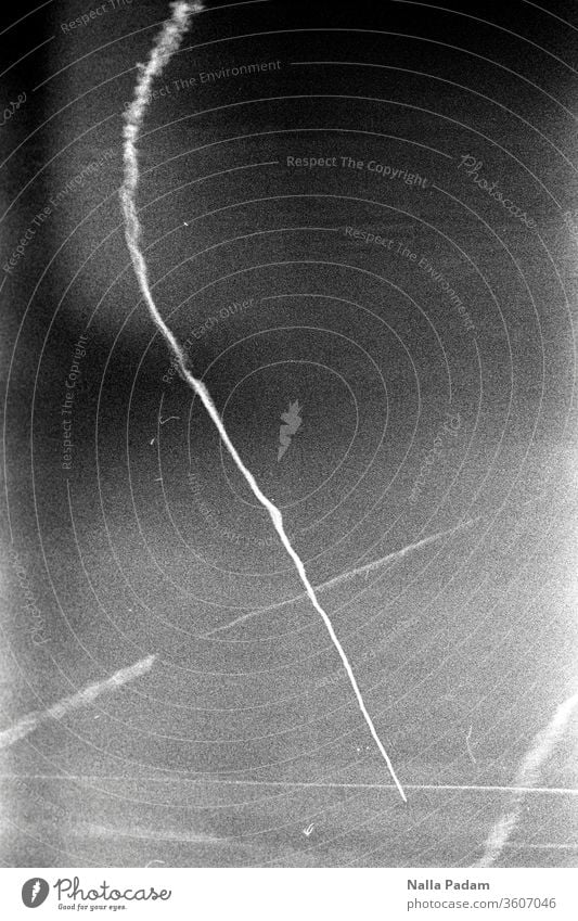 Streifen am Himmel Analogfoto analog Schwarzweißfoto Linien LoFi