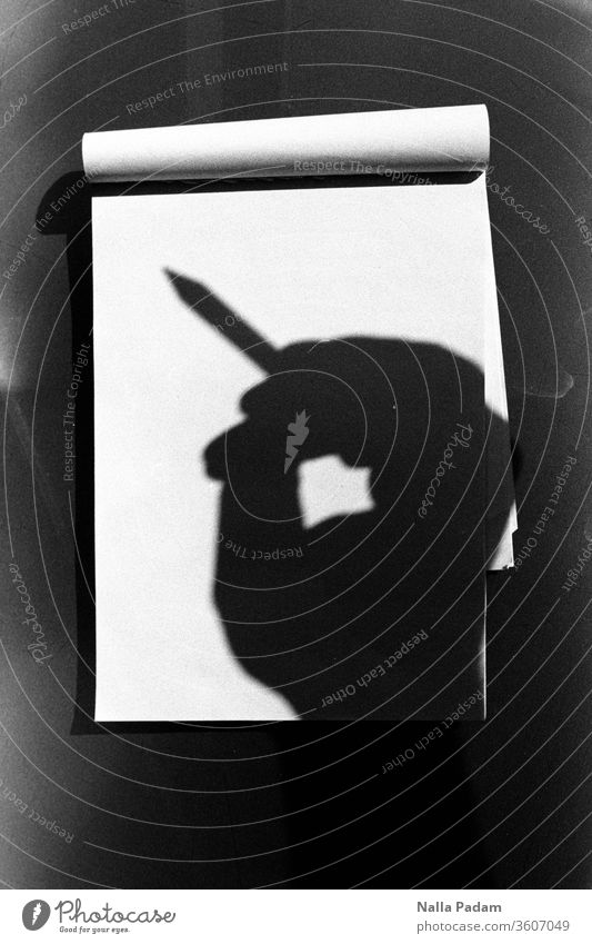 Schattennotiz Analogfoto analog Hand Notizblock Papier Stift Schwarzweißfoto Schreiben Schule Schreibstift leer blanko Idee schreiben Autor