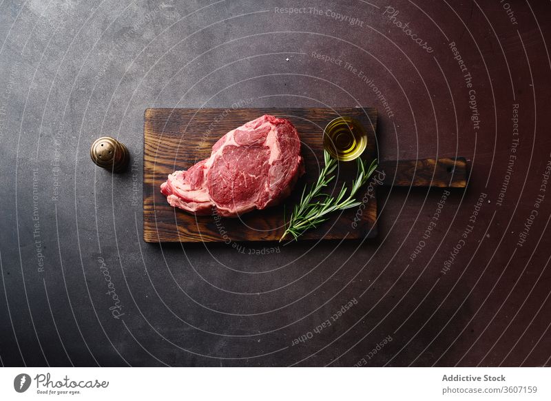Rohes Rindfleisch auf dem Tisch Black-Angus-Steak Beefsteak flache Verlegung Barbecue Lebensmittel Essen zubereiten roh angus Fleisch geschnitten schwarz