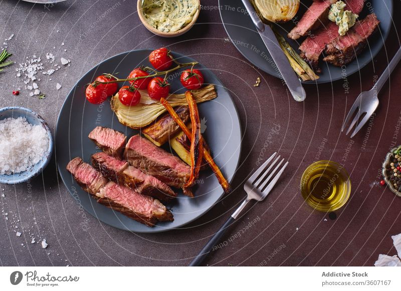 Gericht aus gekochtem Rindfleisch auf dem Tisch ribeye Steak gegrillt schwarz angus Grillrost Lebensmittel Fleisch Küche Gewürz Beefsteak gebraten geschmackvoll