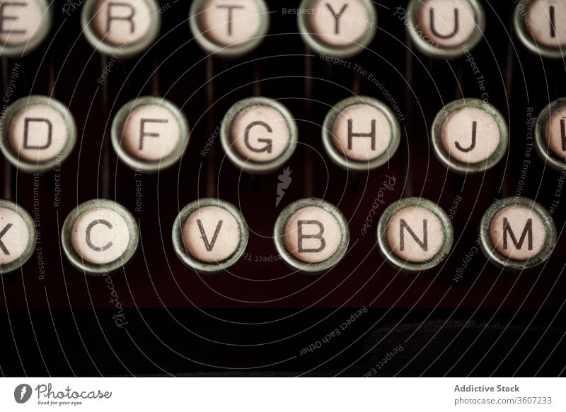 Tastatur einer Vintage-Schreibmaschine mit runden Tasten Keyboard retro altehrwürdig Schaltfläche Brief altmodisch Antiquität Nummer Alphabet Nostalgie gealtert