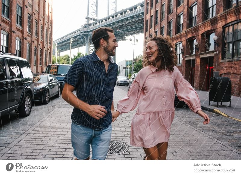 Zärtliches Paar auf der Straße sanft Großstadt Spaziergang schlendern Zusammensein Partnerschaft New York State amerika Vereinigte Staaten USA Freundin Lächeln