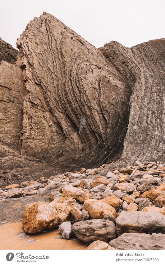 Raue Felsformationen mit Bach Felsen Klippe Formation Stein Geologie Natur Landschaft Spalte Höhle rau Felsbrocken Umwelt Berge u. Gebirge wild Mineral strömen
