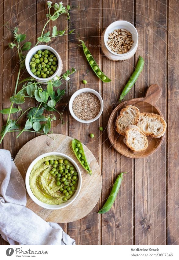 Hummus mit grüner Erbse und Brot Lebensmittel natürlich geschmackvoll Amuse-Gueule Anlasser dienen Bestandteil Koch frisch Ernährung Gesundheit lecker Küche