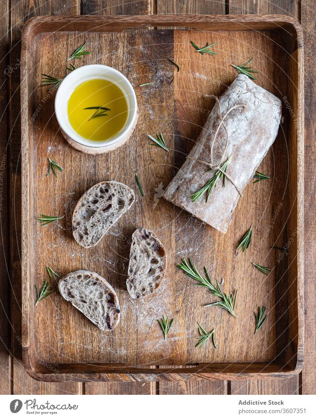 Frisches Brot mit Olivenöl und Kräutern Ciabatta Italienisch oliv Erdöl Rosmarin frisch Tradition Lebensmittel rustikal lecker hölzern Küche Mahlzeit Ernährung