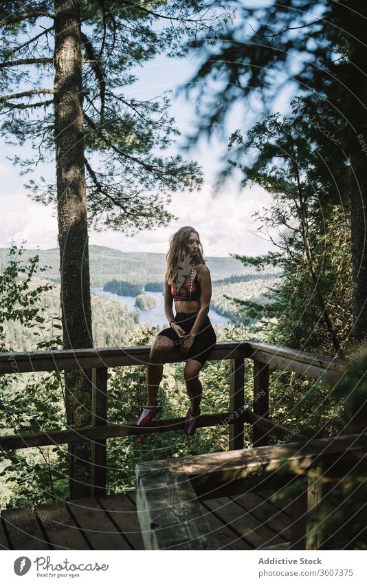 Frau ruht auf Terrasse im Wald ruhen Natur Reling sitzen Sommer Nationalpark la mauricie Quebec Kanada reisen Tourist hölzern sich[Akk] entspannen Baum Urlaub