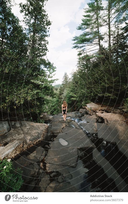 Nicht erkennbare Frau am Waldfluss Fluss Stein Baum erkunden bewundern Nationalpark la mauricie Quebec Kanada schnell grün Natur Felsen Reise Ausflug Tourismus