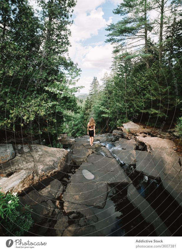 Nicht erkennbare Frau am Waldfluss Fluss Stein Baum erkunden bewundern Nationalpark la mauricie Quebec Kanada schnell grün Natur Felsen Reise Ausflug Tourismus
