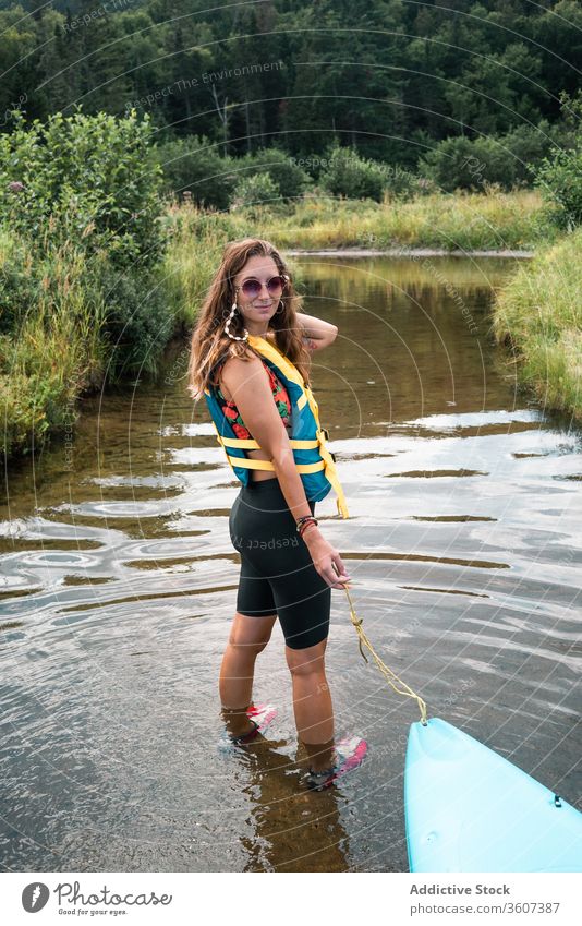 Frau mit Boot im Fluss stehend Hügel Natur bewundern reisen Nationalpark la mauricie Quebec Kanada Sauberkeit Küste Kajak Wasser grün Ausflug Reise Urlaub