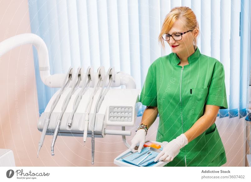 Lächelnder Zahnarzt, der Werkzeuge vorbereitet Frau Büro Instrument Medizin Stomatologie professionell Krankenhaus Klinik Arzt besuchen Beruf Spezialist