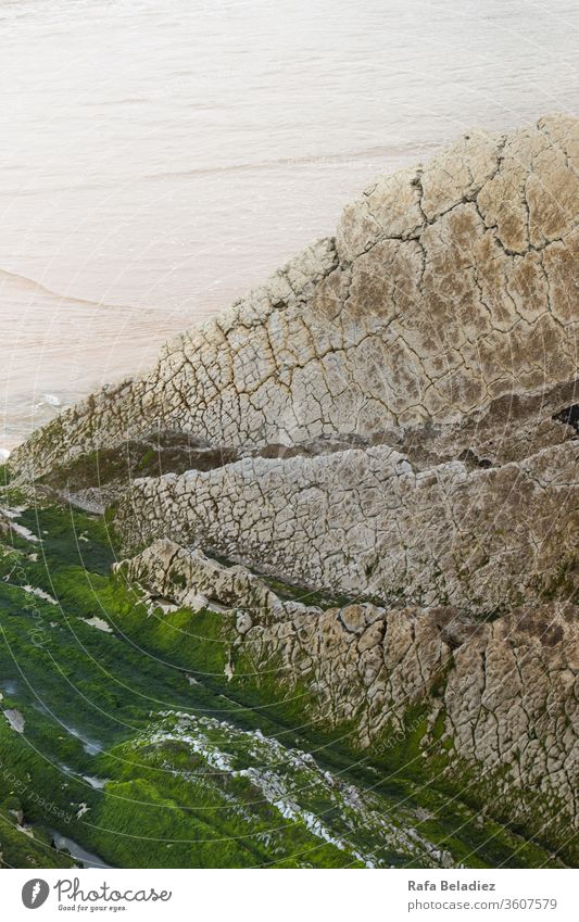 Wunderschöner grüner Fels in Strandnähe Meer Küste Felsen reisen Küstenlinie Wasser españa Stein Meereslandschaft MEER Reflexion & Spiegelung Spanien