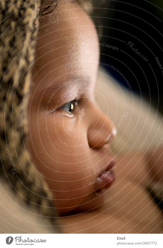 Profil eines kleinen Jungen niedlich Baby gemischt Rennen Säugling neugeboren Kind tot boyadorienfähig Ethnizität biografisch Detailaufnahme Nahaufnahme Kopf