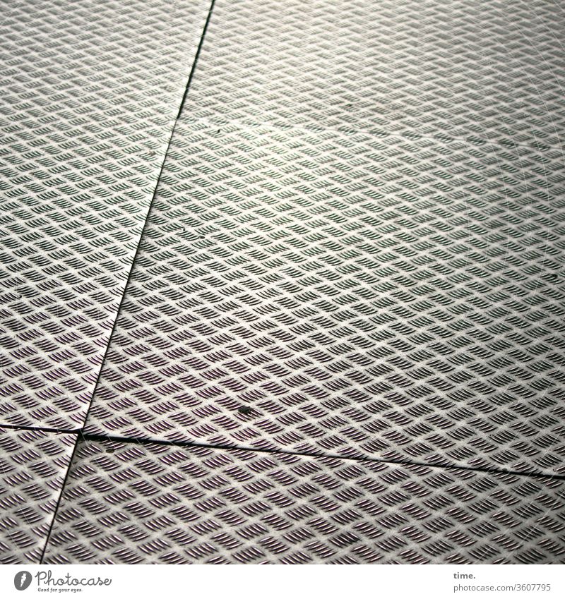 baselines (14) grundlinie linien grau Vogelperspektive streifen abgenutzt design baustelle bodenplatte metall gehwegplatte Behelfsblech