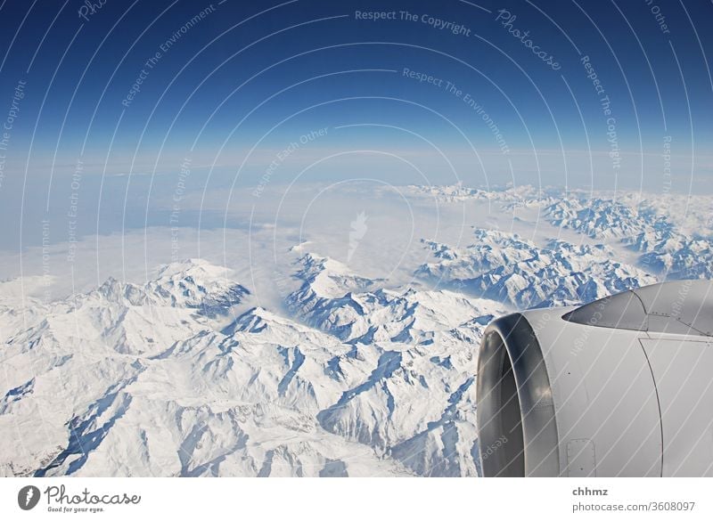 Über den Bergen ... fliegen Flugzeug Berge u. Gebirge Schnee Himmel Wolken Alpen Düsenflugzeug Triebwerke Ferne reisen Horizont Luftverkehr blau