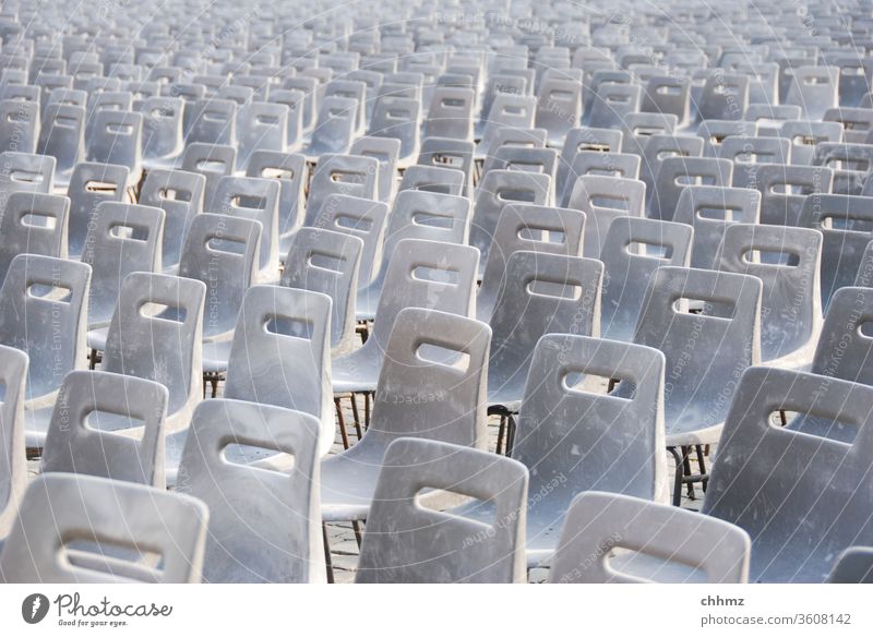 Stuhlreihen sitzen Stühle Sitzgelegenheit Möbel leer Platz Rom Petersplatz Papst Audienz Sitzreihe Ordnung Bestuhlung grau viele Veranstaltung Publikum Reihe