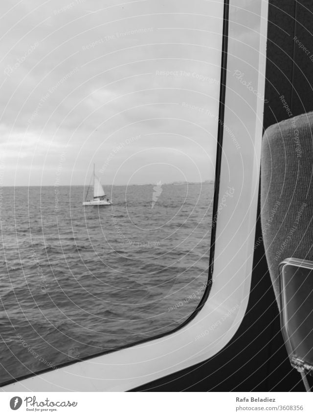 Segelboot von der Innenseite einer Fähre aus gesehen Meer Ostsee Sommer Segeln Segelschiff Boot Wasser maritim Strandleben Basteln Fahne