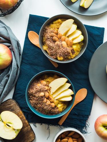 Gemütliches Frühstückskonzept mit Kurkuma-Amaranth Morgen pflanzliche Nahrung Schalen & Schüsseln gemütlich Äpfel Konzept golden Mandel Rezept Stillleben