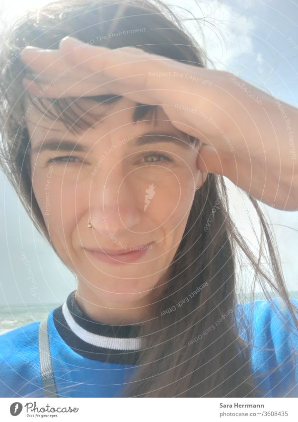 Selfie am Meer selfie Nasenring Wind Glück Zufriedenheit Außenaufnahme Frauengesicht