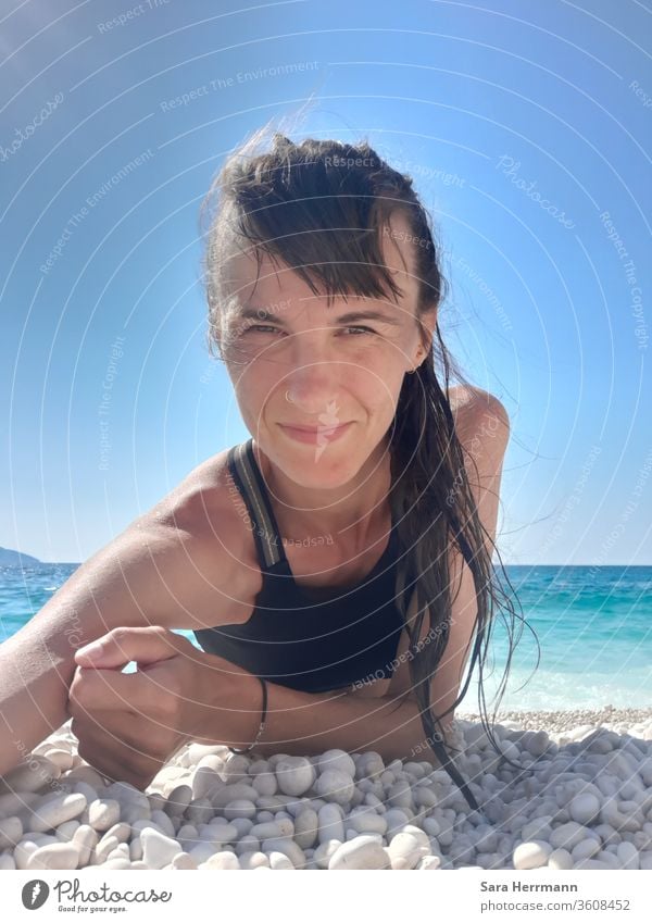 Selfie an einem Steinstrand Strand selfie Erwachsene Frau Meer Nasenring Steine Sonne Glück Zufriedenheit