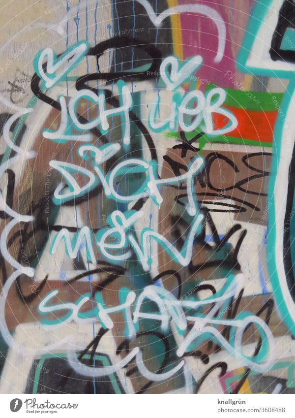 Weißes Graffiti „Ich lieb dich mein Schatz“ über andere bunte Graffitis gesprayt Liebe Herz Liebeserklärung Gedeckte Farben Verliebtheit Außenaufnahme Farbfoto