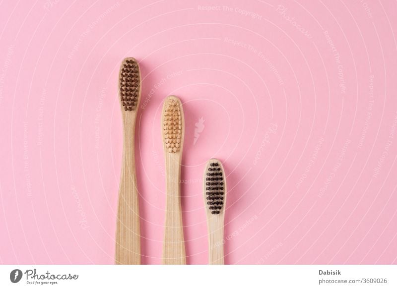 Bambus-Zahnbürsten auf rosa Hintergrund. Null-Abfall-Konzept Öko freundlich Bürste hölzern organisch Zähne Bad Pflege Hygiene dental Gesundheit Holz ökologisch