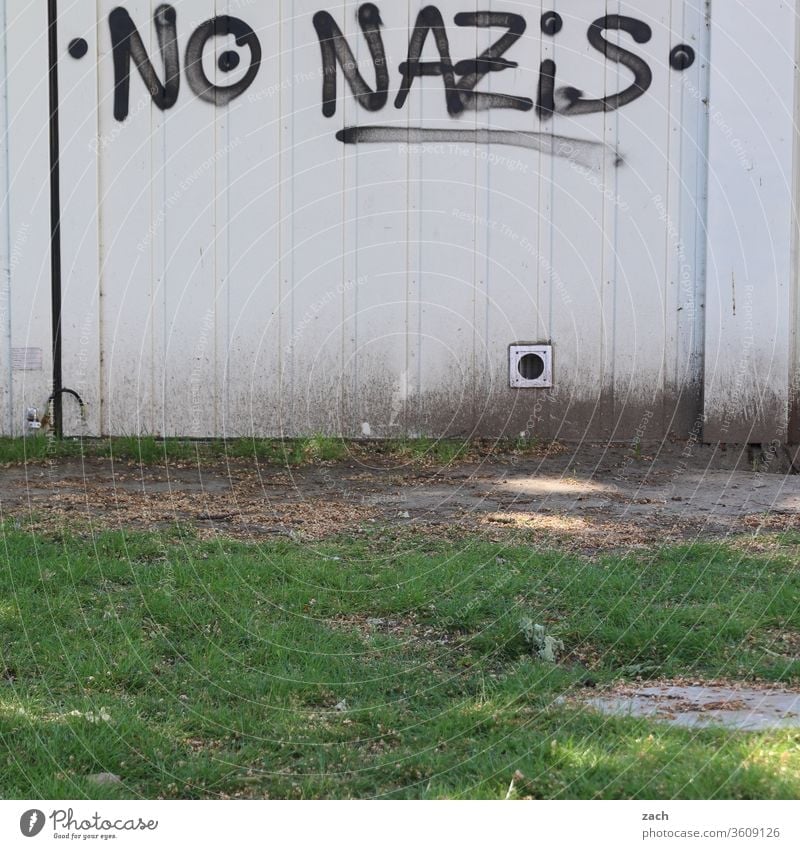 Botschaft "keine Nazis" an einer weißen Wand Graffiti Fassade Schriftzeichen Gebäude Buchstaben Mauer Schriftzug grau Politik & Staat Politische Bewegungen