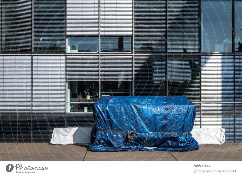 Geheimnisvolles verpacktes Objekt im Regierungsviertel Berlin Folie Sack Gerät Technik Fenster Jalousien Büros Abgeordnete eingepackt verborgen verschnürt blau