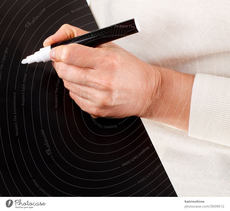 Frau schreibt auf einer schwarzen Tafel Aufbewahrung klein schreibend abschließen Hände Körper Holzplatte Schule lehrreich gesichtslos trendy
