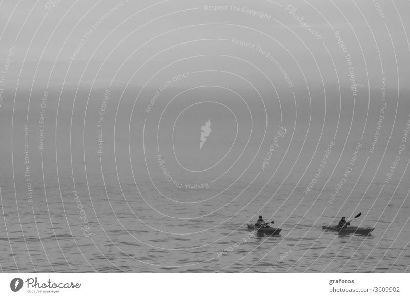 Einsame Kajaks Schwarzweiss schwarz Kanu Sport Einsamkeit Zweisamkeit Sport-Training Norden Alleine Wasser Meer Kanusport Zeit zu zweit Außenaufnahme