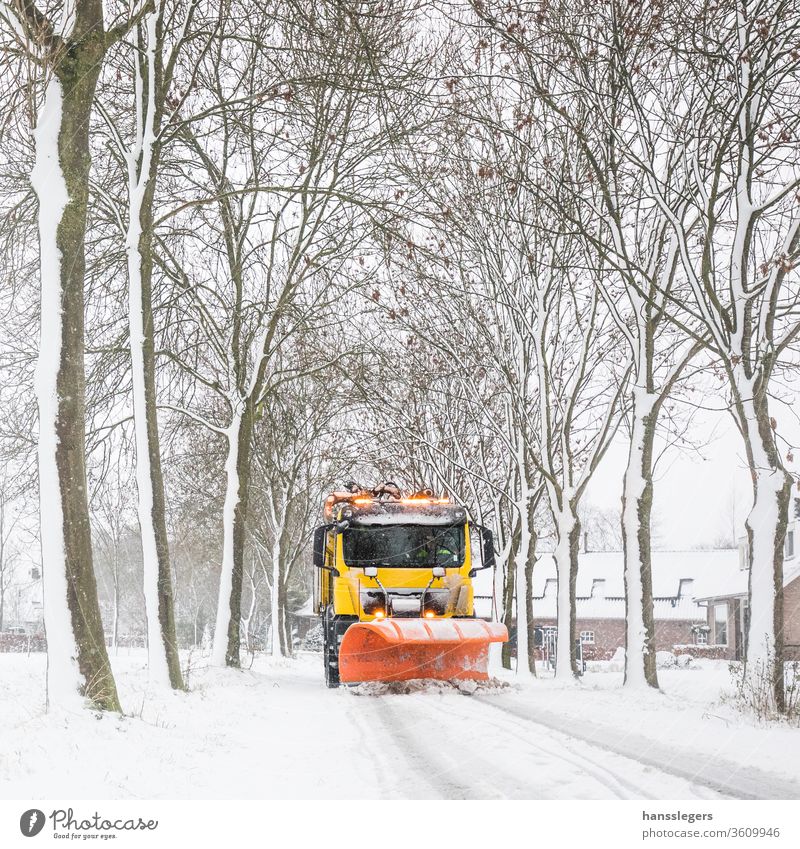 Schneepflugräumung Straße, Winterdienst pflügen Lastwagen Fahrweg Schneesturm Salz Sauberkeit Schneefall kalt übersichtlich eisig Entfernung Unwetter Traktor