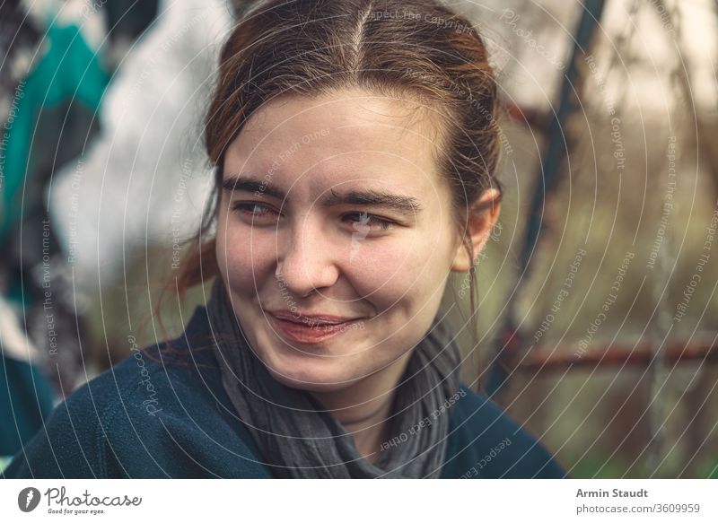 Porträt einer lächelnden jungen Frau attraktiv schön lässig Kaukasier Großstadt Nahaufnahme Mitteilung selbstbewusst listig Mädchen Graffiti Grunge gutaussehend