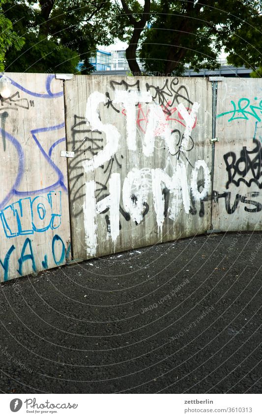 STAY HOMO berlin leben mitte schöneberg stadt straße street art urban verkehr home sexualität schrift pinsel typografie message aussage aufforderung lgbt lgbtq