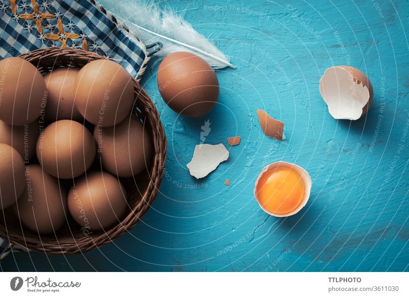 Eier in einem Korb und ein zerbrochenes Ei gebrochen natürliche Umgebung