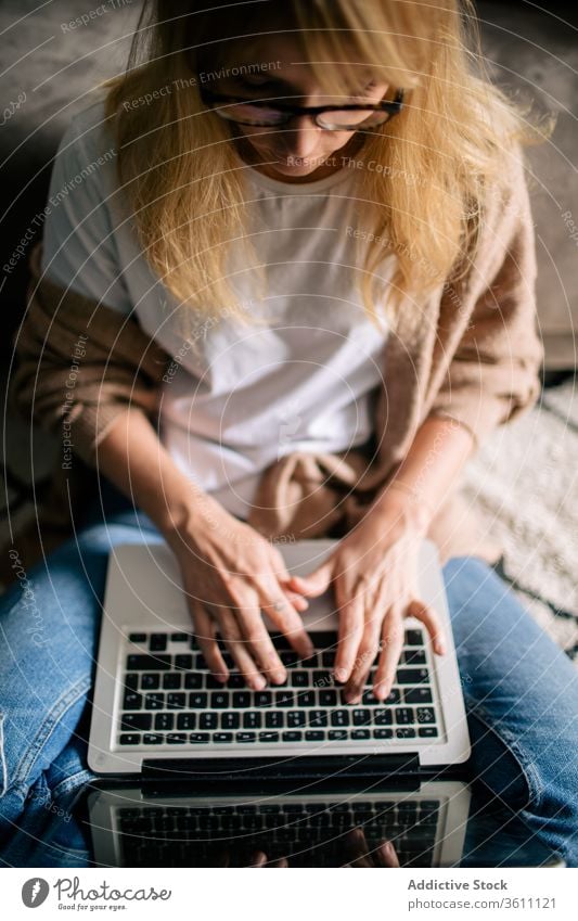 Vielbeschäftigte weibliche Freiberuflerin tippt am Computer nachdenklich freiberuflich Tippen Frau Laptop Projekt benutzend Arbeit online selbständig Browsen