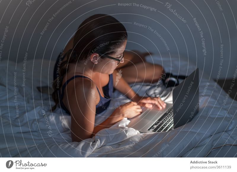 Frau im Computer auf dem Bett sich[Akk] entspannen benutzend Browsen Decke liegend Tanktop Gerät Technik & Technologie Laptop Apparatur ruhen Internet heimwärts