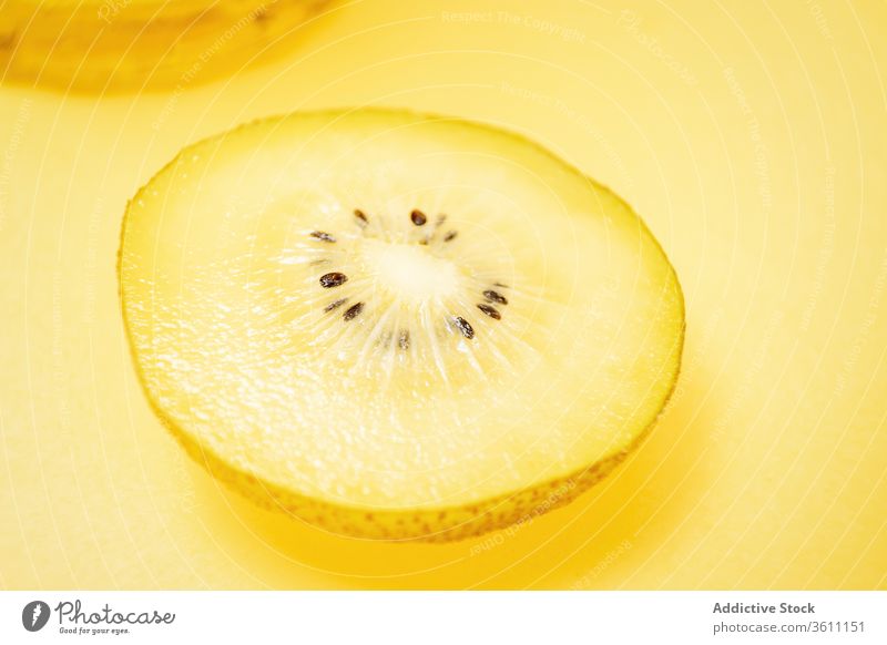 Kiwi in Scheiben geschnitten auf gelbem Hintergrund Farbe Frucht pulsierend lebhaft kreativ gesunde Ernährung frisch Ordnung Zusammensetzung Vitamin organisch