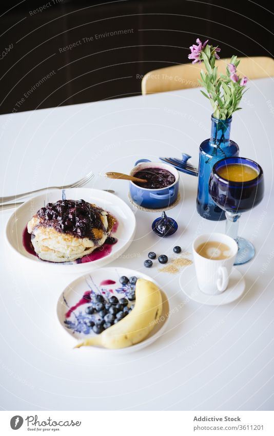 Tisch decken für gesundes Frühstück Brunch Pfannkuchen Beeren Frucht Marmelade Gesundheit Lebensmittel geschmackvoll Kulisse Blaubeeren lecker selbstgemacht