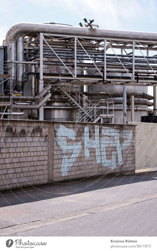 graffiti wand und fabrikanlage industrie tanks silos rohre rohrleitungen röhren mauer tag container stahl treppen gerüst metall gewerbe gewerblich