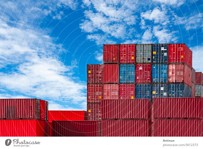 Container-Logistik. Fracht- und Schifffahrtsgeschäft. Containerschiff für Import- und Exportlogistik. Container-Frachtbahnhof. Logistische Industrie von Hafen zu Hafen. Container im Hafen für Lkw-Transport.