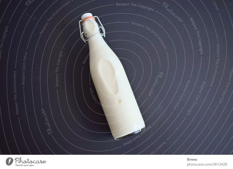 Milchflasche isoliert auf dunklem Hintergrund mit Kopierfeld für Text vereinzelt weiß Flasche Objekte medizinisch Nahaufnahme Getränk schwarz blanko Flaschen
