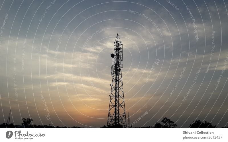 Fernmeldeturm in Indien zu den schönen Abendsonnenuntergangsmomenten mit farbenfrohem Himmelshintergrund. Antenne Hintergrund blau Ausstrahlung Rundfunksendung