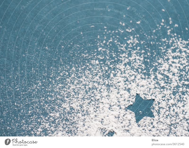 Stern aus Puderzucker auf blauem Untergrund Weihnachten Schnee Winter weiß kalt Dekoration & Verzierung