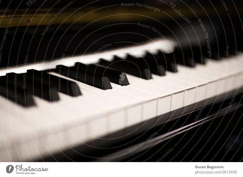 Klaviertastatur Musik Klassik Taste Keyboard klassisch Klang Instrument Melodie melodisch nach oben schließen altehrwürdig Akkord Detailaufnahme spielen Gerät
