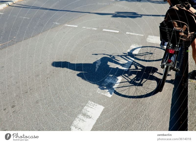 Fahrrad an der Ampel radfahrer ampel radweg stehen warten abbiegen asphalt autobahn ecke straßenverkehr fahrbahnmarkierung fahrrad fahrradweg hinweis kante